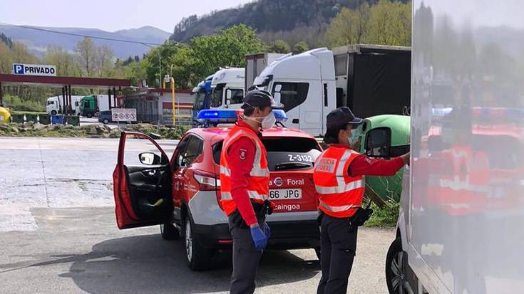 Bera inguruan marra jarraituan lau kamioi aurreratzeagatik isuna jarri diote kamioneta bateko gidariari