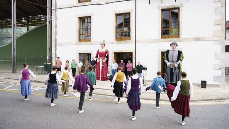 Elizateko lanez eta herriko bertze kontuez elean