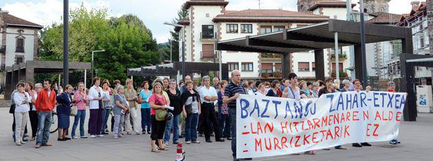 Lan hitzarmenaren alde eta murrizketen kontra elkarretaratu dira Baztango Zahar Etxeko langileak