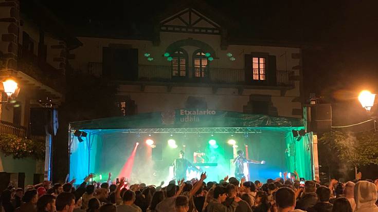 Usategietako asteburua jendetsua izan da Etxalarko plaza inguruan