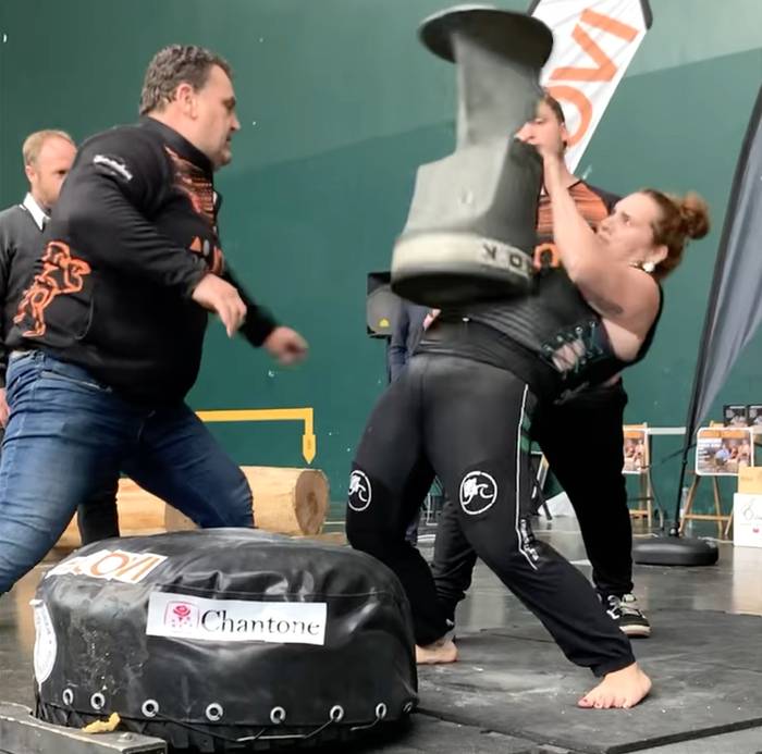 100 kiloko harri kopa hamabortz aldiz altxatu du Estefi Etxebeste iturendarrak