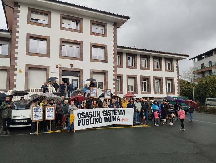 «Osasun zaintza duina eta osoa» aldarrikatu du Baztango Osasun Plataformak