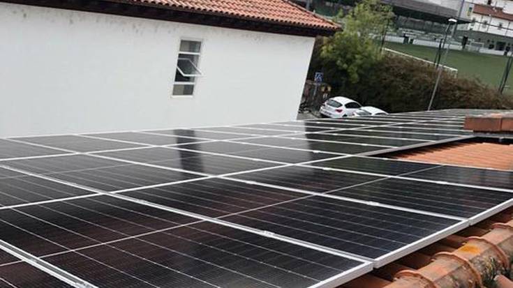 Eguzki panelak paratu dituzte Lesakako suhiltzaileen egoitzaren eta udal biltegiaren teilatuetan