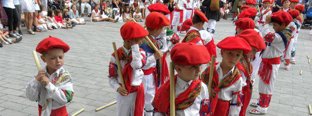 San Esteban eguneko dantzak egin dituzte mutilek Beran