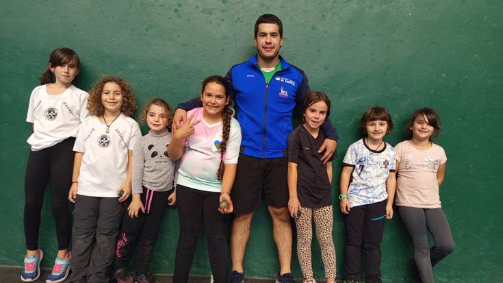 Nesken entrenamendu taldea abian paratu du Txaruta pilota elkarteak