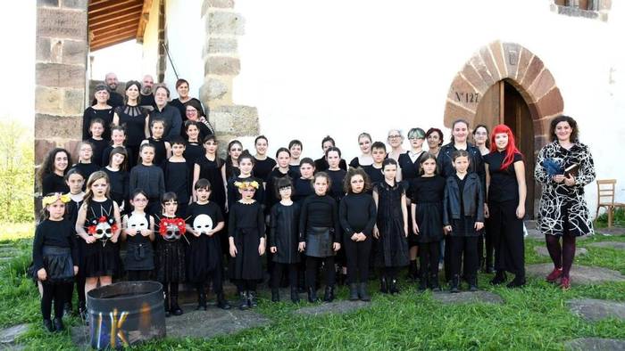 Koro Ttikiren 'Sorgin zahar berriek' ikuskizuneko sarrerak salduko dituzte larunbatean