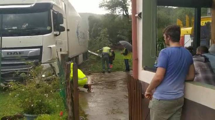 Zalaineneko leiho ondoan gelditu da bidetik atera den kamioia