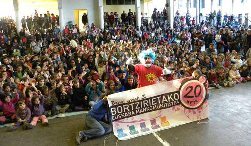 Porrotx pailazoak bat egin du Bortzirietako Euskara Mankomunitatearen Egunarekin