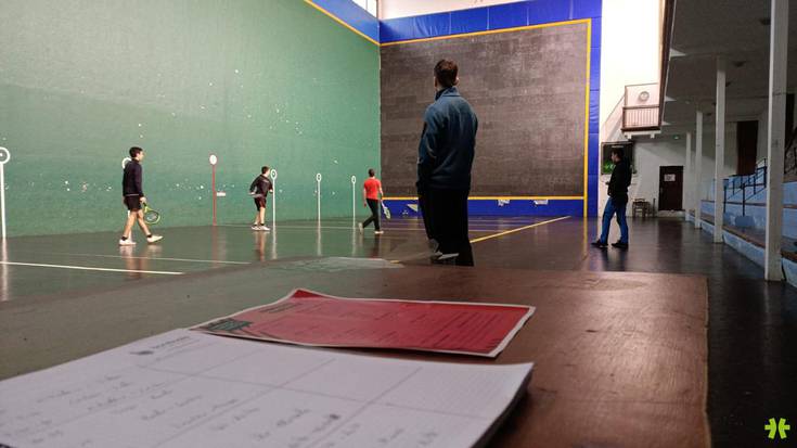 24 bikote aritu dira Lesakako gaztetxearen aldeko frontenis txapelketan