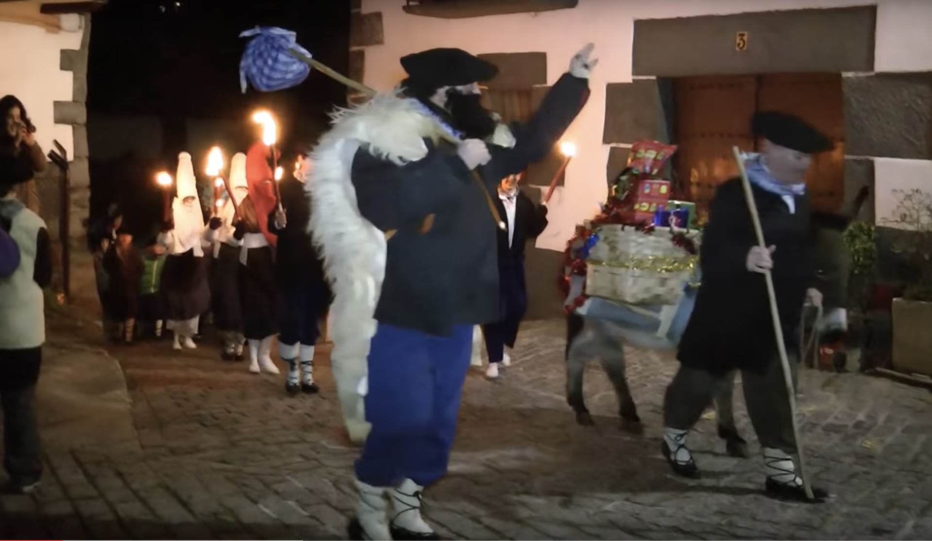 Leitzako guraso elkarteak Olentzero eta Mari Domingiren kalejirarako oharra zabaldu du