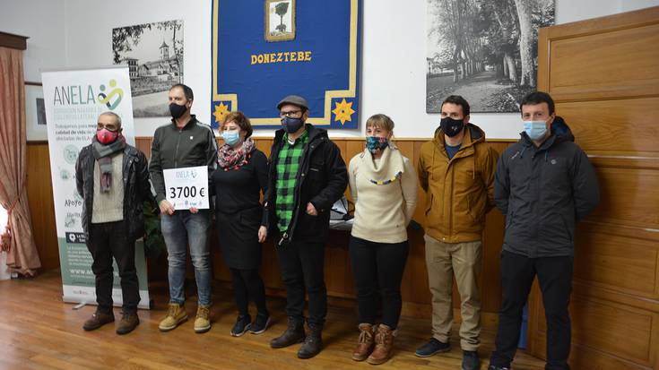 3.700 euro eman dizkio Doneztebek ANELA elkarteari