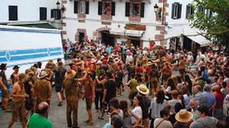 Boteluzea berreskuratuko dute Etxalarko bestetan