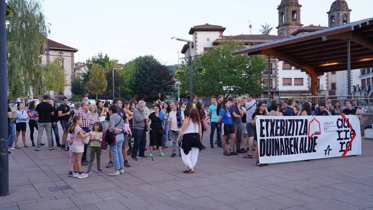 Etxebizitzaren aldeko elkarretaratzea egin du Ernaik Elizondon
