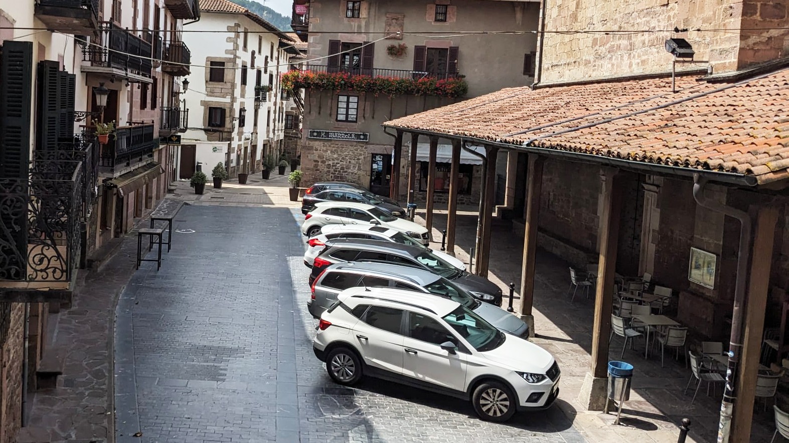 Karrikan autoak ongi aparkatzeko eskatu du Doneztebeko Udalak