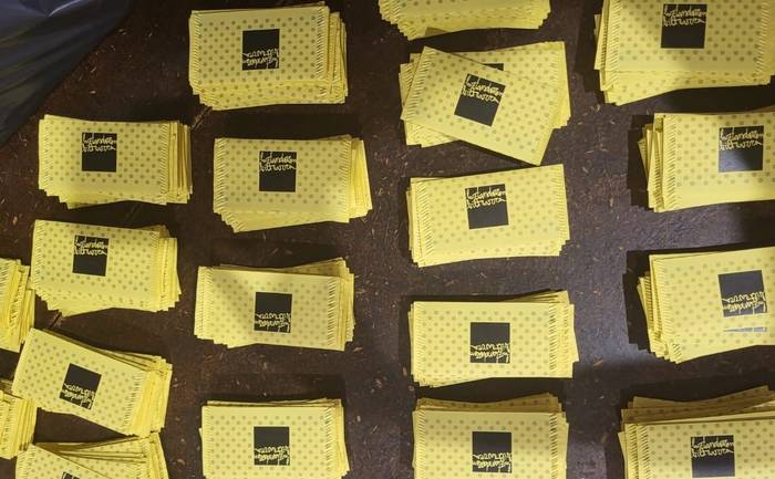 Baztandarren Biltzarraren tonbolako txartelak salgai paratuak dituzte
